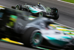 Нико Росберг, Mercedes AMG F1 W06 едет впереди Льюиса Хэмилтона, Mercedes AMG F1 W06