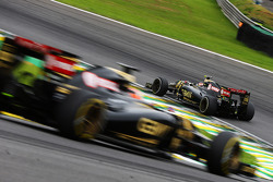 Пастор Мальдонадо, Lotus F1 E23 едет впереди Роменга Грожана, Lotus F1 E23