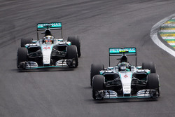 Nico Rosberg, Mercedes AMG F1 W06 devant son équipier Lewis Hamilton, Mercedes AMG F1 W06