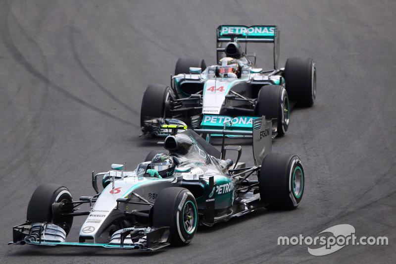 Nico Rosberg, Mercedes AMG F1 W06 voor teamgenoot Lewis Hamilton, Mercedes AMG F1 W06