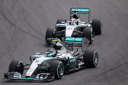 Nico Rosberg, Mercedes AMG F1 W06, vor Lewis Hamilton, Mercedes AMG F1 W06