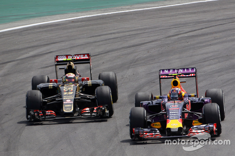 Daniil Kvyat, Red Bull Racing RB11 en Pastor Maldonado, Lotus F1 E23 strijden voor positie