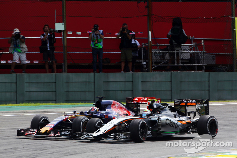 Sergio Perez, Sahara Force India F1 VJM08, und Max Verstappen, Scuderia Toro Rosso STR10, im Zweikam