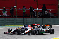 Sergio Perez, Sahara Force India F1 VJM08 et Max Verstappen, Scuderia Toro Rosso STR10 en lutte pour une position