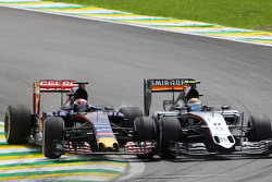 Sergio Perez, Sahara Force India F1 VJM08 et Max Verstappen, Scuderia Toro Rosso STR10 en lutte pour une position