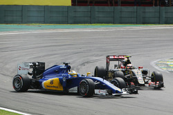 Pastor Maldonado, Lotus F1 E23 en Marcus Ericsson, Sauber C34 raken elkaar
