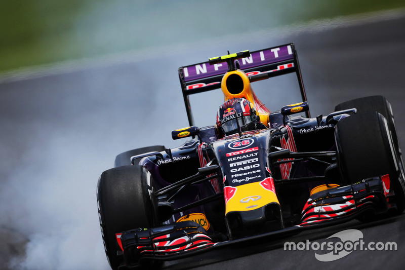 Daniil Kvyat, Red Bull Racing RB11 locks up under braking