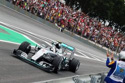 Le vainqueur Nico Rosberg, Mercedes AMG F1 W06 fête sa victoire à la fin de la course