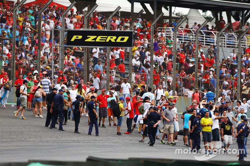 Los aficionados invaden la pista al final de la carrera