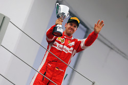 Sebastian Vettel, Ferrari, feiert Platz 3 auf dem Podium