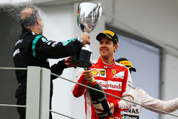Sebastian Vettel, Ferrari, feiert mit Jimmy Waddell, Mercedes, auf dem Podium
