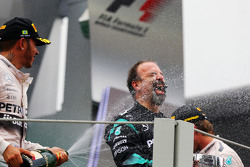Льюис Хэмилтон, Mercedes AMG F1 празднует второе место с Джимми Вадделлос, Mercedes AMG F1 на подиуме