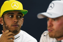 Lewis Hamilton, Mercedes AMG F1, und Nico Rosberg, Mercedes AMG F1, in der FIA-Pressekonferenz