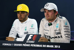 Lewis Hamilton, Mercedes AMG F1, und Nico Rosberg, Mercedes AMG F1, in der FIA-Pressekonferenz