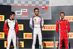 Podium de la Course 1 : le deuxième, Esteban Ocon, ART Grand Prix, le vainqueur Luca Ghiotto, Trident et le troisième, Emil Bernstorff, Arden International