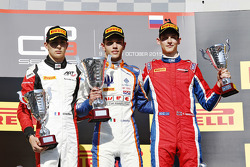 Podium de la Course 1 : le deuxième, Esteban Ocon, ART Grand Prix, le vainqueur Luca Ghiotto, Trident et le troisième, Emil Bernstorff, Arden International