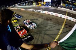 Départ : Kurt Busch, Stewart-Haas Racing Chevrolet dépasse le poleman Jimmie Johnson, Hendrick Motorsports Chevrolet