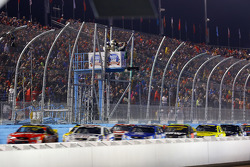 Start: Kurt Busch, Stewart-Haas Racing Chevrolet jumps polesitter Jimmie Johnson, Hendrick Motorsports Chevrolet