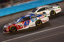 A.J. Allmendinger, JTG Daugherty Racing Chevrolet et Cole Whitt, Front Row Motorsports Ford