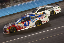 A.J. Allmendinger, JTG Daugherty Racing Chevrolet et Cole Whitt, Front Row Motorsports Ford
