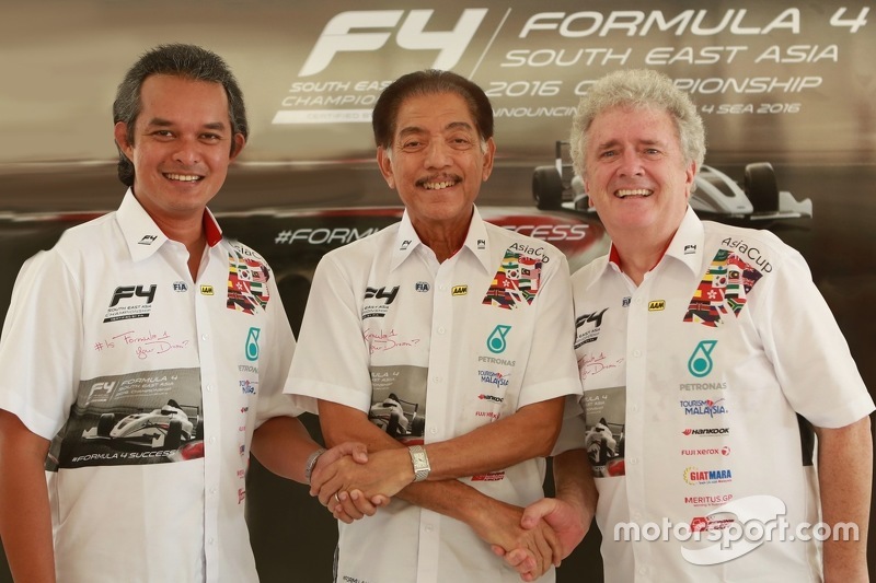 Left to Right: Firhat Mokhzani, F4SEA Managing Director, YM Tunku Datuk Mudzaffar Tunku Mustapha, Chairman Automobile Association of Malaysia and Peter Thompson, CEO Triple A