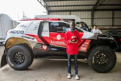 Samba, a Senegalese boy who was saved thanks to Mécénat Chirurgie Cardiaque, with the Peugeot 2008 DKR15+ of Romain Dumas and François Borsotto