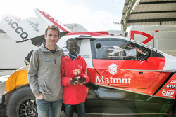 Romain Dumas and Samba, a Senegalese boy who was saved thanks to Mécénat Chirurgie Cardiaque, with the Peugeot 2008 DKR15+