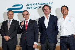 (izq-Der) Alejandro Soberón presidente de CIE, Miguel Mancera alcalde de la Ciudad de México Alejand