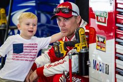 Kevin Harvick, Stewart-Haas Racing Chevrolet con su hijo Keelan