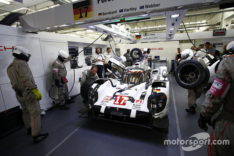 #17 Porsche Team Porsche 919 Hybrid: Timo Bernhard, Mark Webber, Brendon Hartley