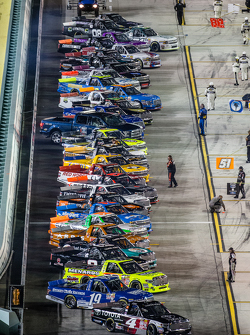 Erik Jones, Kyle Busch Motorsports leads the field to pace laps