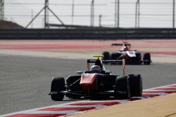 Luca Ghiotto, Trident leads Esteban Ocon, ART Grand Prix