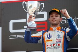 Le vainqueur Luca Ghiotto, Trident