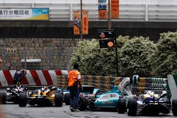 Daniel Juncadella, Fortec Motorsport Dallara Mercedes et Callum Ilott, Carlin Dallara Volkswagen abandonnent