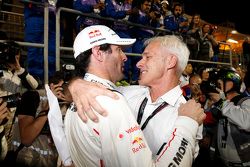 2015 campeón Mark Webber celebra con Matthias Müller, CEO de Volkswagen AG.