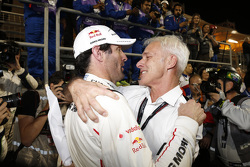 Il campione 2015 Mark Webber festeggia con Matthias Müller, CEO di Volkswagen AG