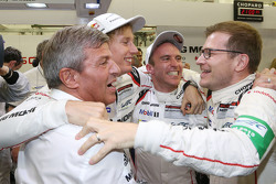 Timo Bernhard e Brendon Hartley, Porsche Team festeggiano il loro campionato 2015