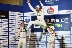I campioni 2015 Mark Webber, Brendon Hartley, Timo Bernhard, Porsche Team