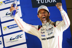 Il campione 2015 Mark Webber festeggia sul podio