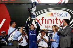 NASCAR XFINITY Series 2015 campeón Chris Buescher, Roush Fenway Racing Ford celebra