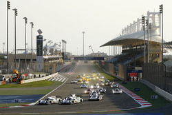 Start: #17 Porsche Team Porsche 919 Hybrid: Timo Bernhard, Mark Webber, Brendon Hartley en #18 Porsc