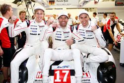 2015 şampiyonları Mark Webber, Brendon Hartley, Timo Bernhard, Porsche Takımı