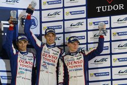 Podium : troisième place pour Alexander Wurz, Stéphane Sarrazin, Mike Conway, Toyota Racing