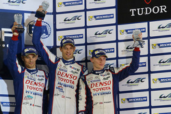 Podium: derde plaats Alexander Wurz, Stéphane Sarrazin, Mike Conway, Toyota Racing