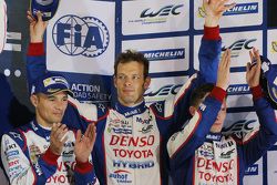 Podium : troisième place pour Alexander Wurz, Stéphane Sarrazin, Mike Conway, Toyota Racing