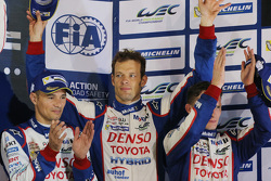 Подиум: третье место - Александр Вурц, Стефан Сарразен, Майк Конвей, Toyota Racing