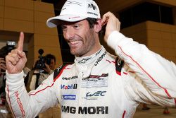 Il campione 2015 Mark Webber festeggia