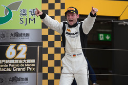 Podium: le vainqueur Maro Engel, Mercedes AMG Driving Academy