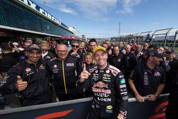 Pemenang balapan, Craig Lowndes, Triple Eight Race Engineering Holden bersuka-cita bersama tim di pa