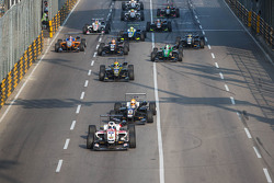 Départ : Felix Rosenqvist, Prema Powerteam Dallara Mercedes-Benz mène